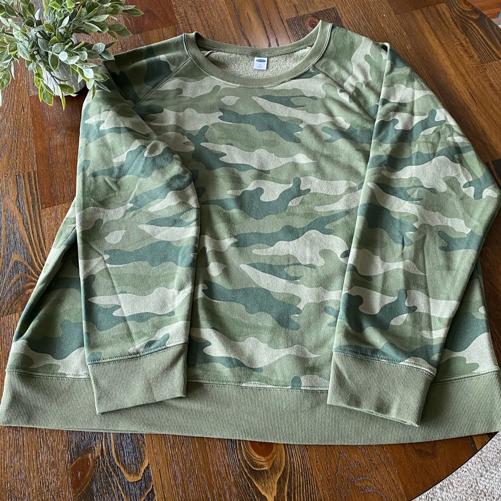 Old Navy Camo Crew Neck Sweatshirt (NWOT)